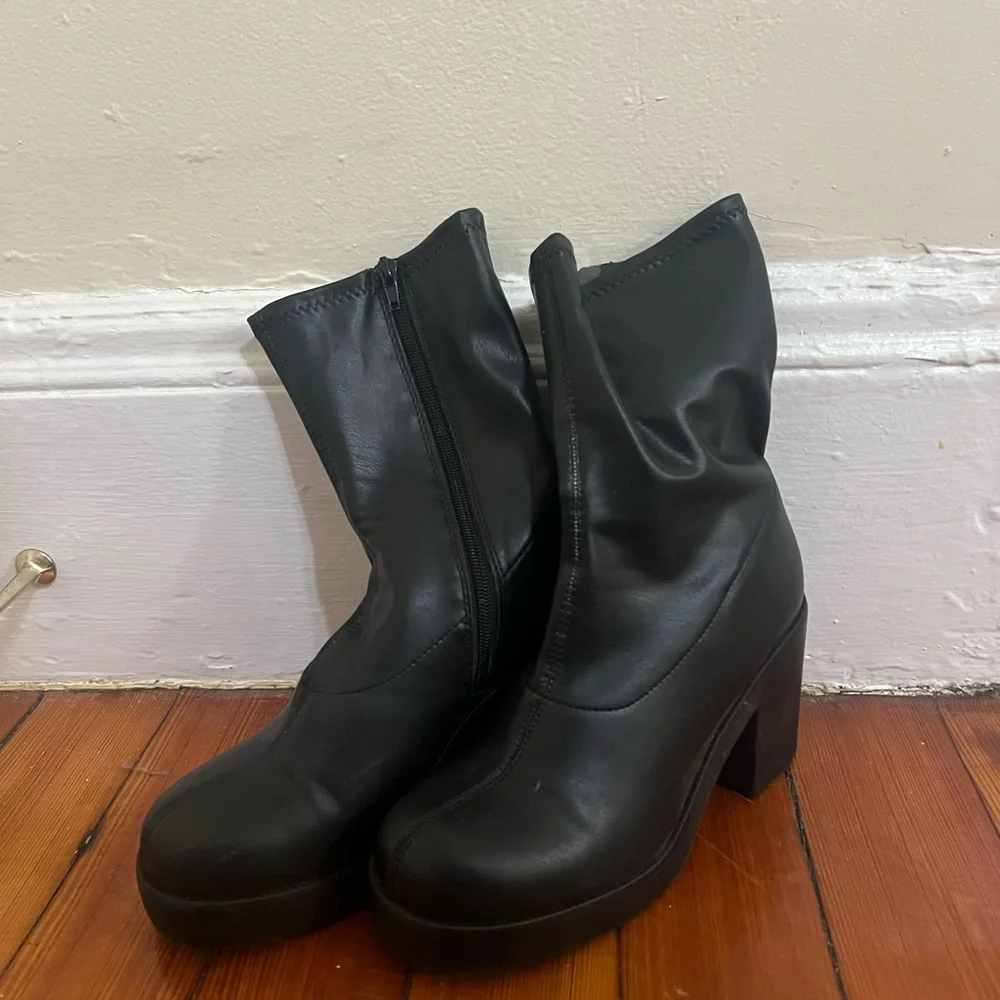 Size 9 Black heeled mid calf going out boots - Picture 3 of 3